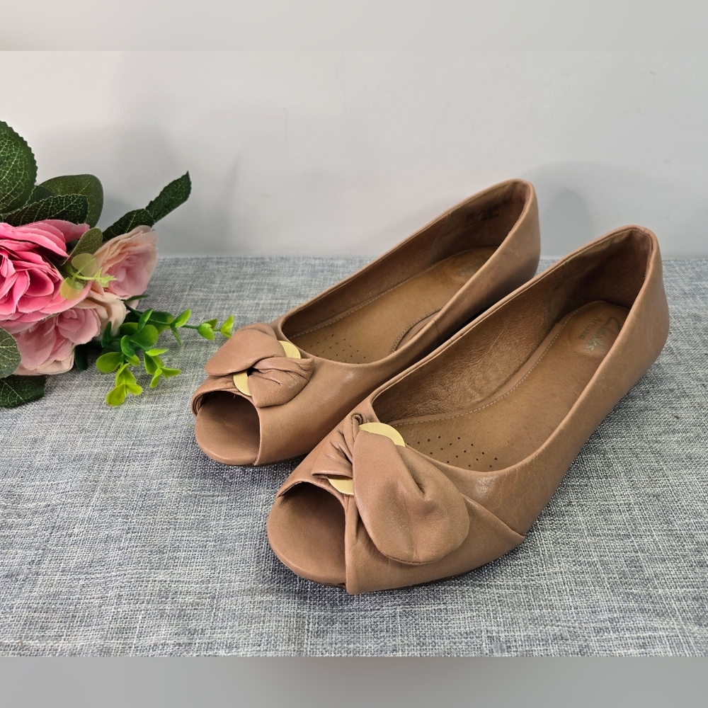 Clarks Artisan Demure Flare Peep Toe Flats Leather Shoes Beige Size 8W‎ US